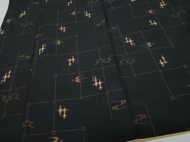 平和屋着物●本場琉球紬　琉球絣文様　黒地　正絹　逸品　CAAV6436vf