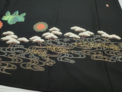 平和屋着物●豪華黒留袖　作家物　駒刺繍　流水松桐花文　金彩　正絹　逸品　CAAV6528vf