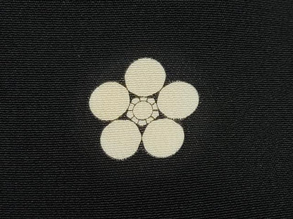 平和屋着物●豪華黒留袖　作家物　駒刺繍　流水松桐花文　金彩　正絹　逸品　CAAV6528vf