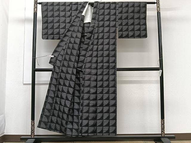 平和屋着物▽上質な紬 単衣 幾何学文 黒地 正絹 逸品 CAAW1338xi