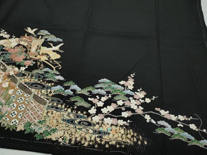 平和屋着物●豪華黒留袖　御所車飛鶴屏風草花文　金彩　正絹　逸品　CAAW3944vf