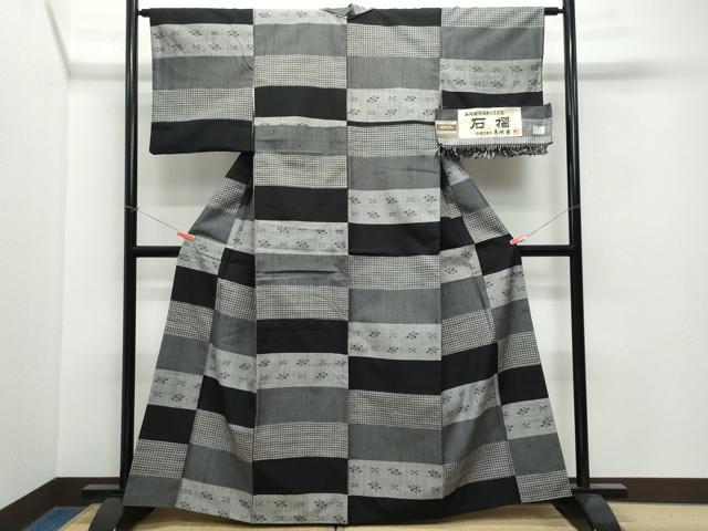 平和屋着物●上質な紬 石摺 伝統工芸士 馬渕登作 横段吉祥文 反端付き 正絹 逸品 CAAW0949vf