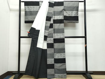 平和屋着物●上質な紬 石摺 伝統工芸士 馬渕登作 横段吉祥文 反端付き 正絹 逸品 CAAW0949vf