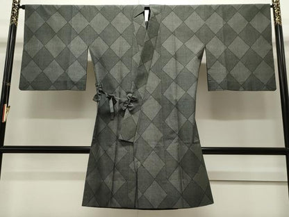 平和屋着物＃道中着　単衣　紬地　菱繋ぎ文　黒地　ロング丈　正絹　逸品　CAAW4813dy