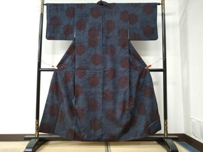 平和屋着物●本場結城紬 重要無形文化財 80亀甲 亀甲重ね花唐草文 正絹 逸品 CAAW7780yc