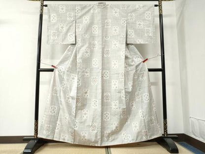 平和屋着物●本場大島紬 白大島 9マルキ 色紙重ね花蝶唐草文 正絹 逸品 CAAW8214yc