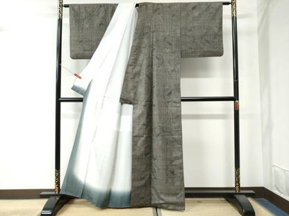 平和屋着物●本場大島紬 7マルキ 葡萄唐草文 正絹 逸品 CAAW8321yc