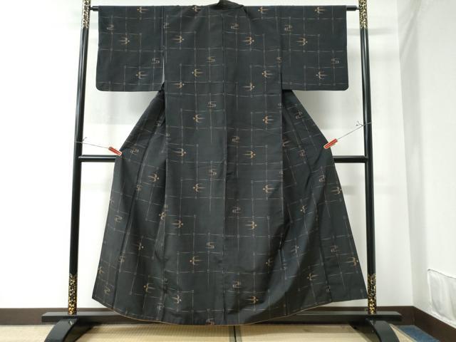 平和屋着物●本場琉球紬 絣文様 黒地 正絹 逸品 CAAW8394yc