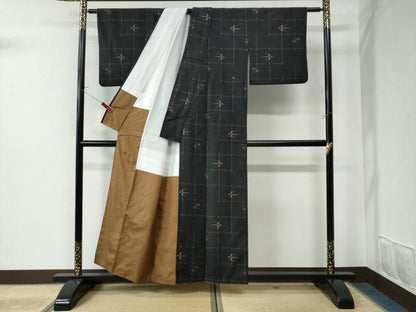 平和屋着物●本場琉球紬 絣文様 黒地 正絹 逸品 CAAW8394yc