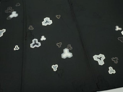 平和屋着物●男性　小紋　地紋起こし　片身替わり　毘沙門亀甲　白色×黒色　金彩　正絹　逸品　CAAY2896vf