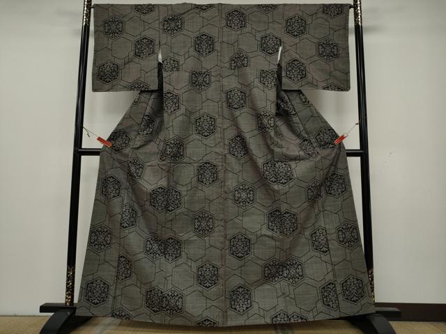 平和屋着物●本場大島紬 7マルキ 亀甲吉祥花文 正絹 逸品 CAAY5078ut