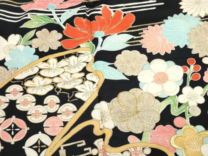 平和屋着物●豪華振袖　駒刺繍　立波宝尽くし花文　黒地　金彩　正絹　逸品　CAAZ0829vf