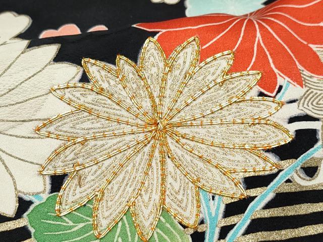 平和屋着物●豪華振袖　駒刺繍　立波宝尽くし花文　黒地　金彩　正絹　逸品　CAAZ0829vf