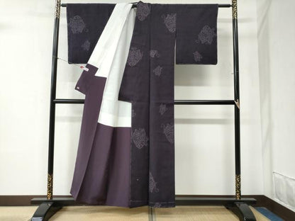 平和屋着物●本場結城紬　重要無形文化財　80亀甲　飛び亀甲柄　舞蝶文　三越扱い　正絹　逸品　未使用　CABA6148yc