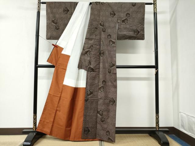 平和屋着物●本場大島紬 7マルキ 泥染め 亀甲草花文 尚田隆光作 証紙付き 正絹 逸品 未使用 CABA6318yc
