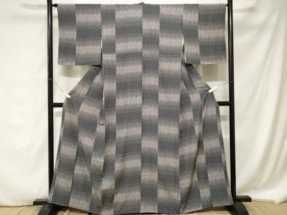 平和屋着物●東京染伝統工芸士 金田昇 江戸小紋 梅文 黒地 正絹 逸品 CABA7313ev