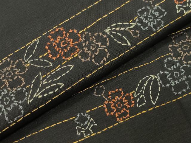平和屋着物●上質な小紋　紬地　総刺繍　刺し子　横段草花文　黒地　正絹　逸品　CABA9919gh
