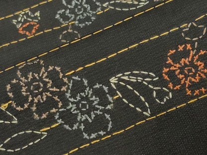 平和屋着物●上質な小紋　紬地　総刺繍　刺し子　横段草花文　黒地　正絹　逸品　CABA9919gh