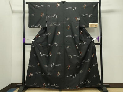 平和屋着物●信州紬 琉球絣文様 黒地 証紙付き 正絹 逸品 未使用 CABB0272gh