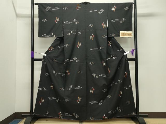 平和屋着物●信州紬 琉球絣文様 黒地 証紙付き 正絹 逸品 未使用 CABB0272gh