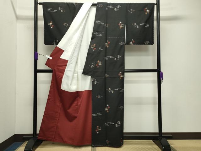 平和屋着物●信州紬 琉球絣文様 黒地 証紙付き 正絹 逸品 未使用 CABB0272gh