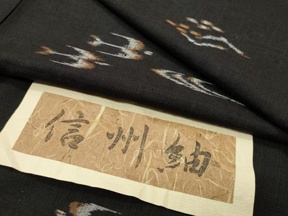 平和屋着物●信州紬 琉球絣文様 黒地 証紙付き 正絹 逸品 未使用 CABB0272gh