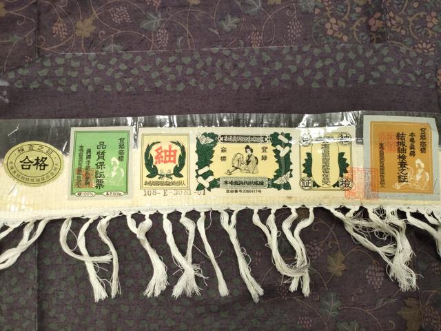 平和屋着物●本場真綿絢結城紬 花唐草文 証紙付き 正絹 逸品 未使用 CABB0304gh