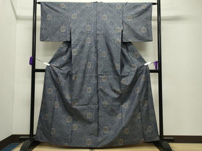 平和屋着物●本場大島紬 9マルキ 吉祥花文 三越扱い 正絹 逸品 CABB0330gh