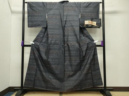 平和屋着物●本場大島紬 横段花唐草文 大山謹製 証紙付き 正絹 逸品 未使用 CABB0367gh