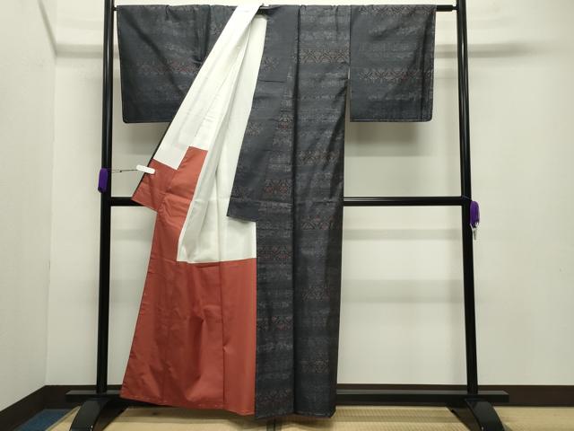 平和屋着物●本場大島紬 横段花唐草文 大山謹製 証紙付き 正絹 逸品 未使用 CABB0367gh