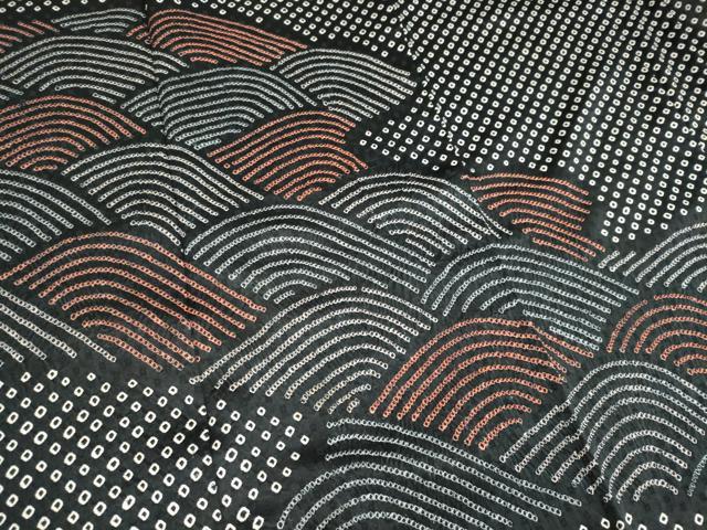 正絹 総絞り 小紋 黒(ほのかな黒藍含む黒地)×アイボリー 美品 A126愛華 訪問着 さが美 総絞り辻ヶ花 黒地正絹美品フォーマル - メルカリ