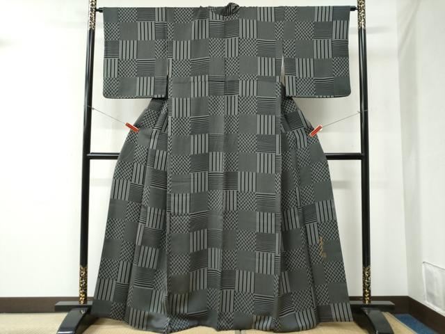 平和屋着物○染色作家 斉藤三才 小紋 市松吉祥文 黒地 正絹 逸品