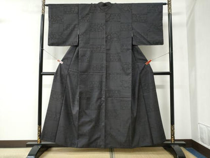平和屋着物●本場大島紬 9マルキ 変わり市松更紗花唐草文 正絹 逸品 CABB4547yc