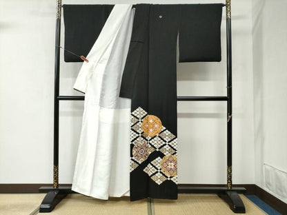 平和屋着物●豪華黒留袖　駒刺繍　花菱唐草文　金彩　正絹　逸品　CABB4577yc