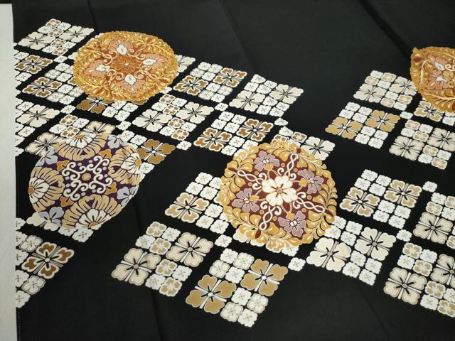 平和屋着物●豪華黒留袖　駒刺繍　花菱唐草文　金彩　正絹　逸品　CABB4577yc