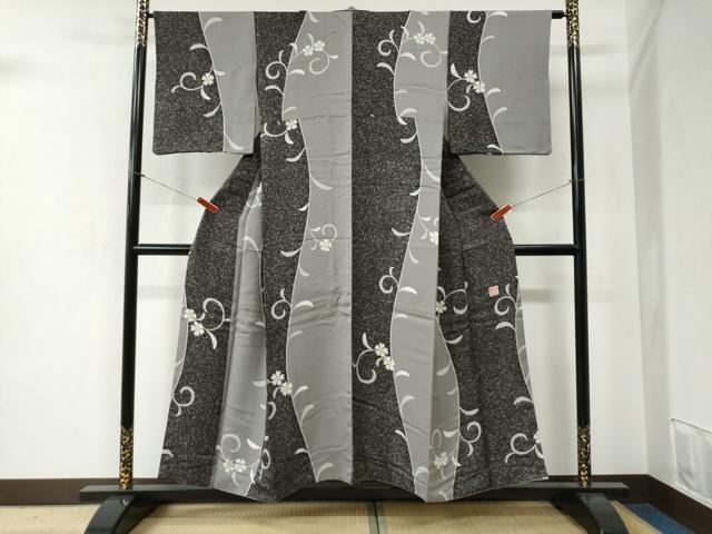 平和屋着物●ろう彩工芸　奥村一心　小紋　花唐草文　たたき染め　正絹　逸品　CABB4605yc