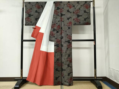 平和屋着物●本場大島紬 7マルキ 舞花文 正絹 逸品 CABB4788yc