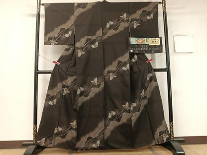 平和屋着物●本場大島紬　9マルキ　地空き　純泥染　木邑大島紬織物謹製　舞蝶文　証紙付き　正絹　逸品　CABB5109vp