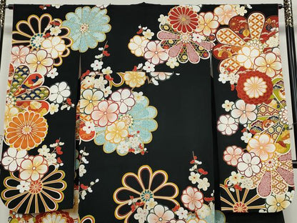 平和屋着物●豪華振袖　駒刺繍　舞花文　黒地　金彩　正絹　逸品　CABB6217ut