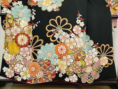 平和屋着物●豪華振袖　駒刺繍　舞花文　黒地　金彩　正絹　逸品　CABB6217ut