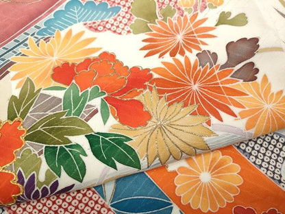 平和屋着物●豪華振袖　駒刺繍　屏風鴛鴦草花文　金彩　正絹　逸品　CABB6302ut