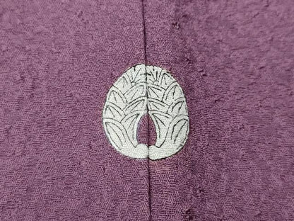 平和屋着物●上質な色無地 堅牢染 霞地紋 京紫色 反端付き 正絹 逸品 未使用 CABC2054ut