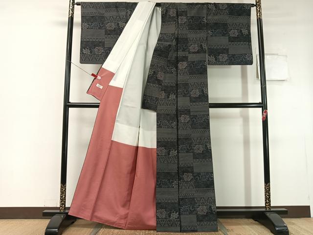 平和屋着物●本場大島紬 岩元大島紬工場謹製 横段更紗唐草文 やまと誂製 証紙付き 正絹 逸品 CABC2644vp