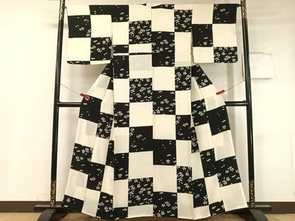 平和屋着物●上質な小紋 市松舞桜 正絹 逸品 CABC2663vp