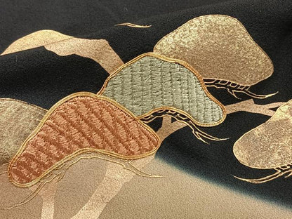 平和屋着物■豪華黒留袖　作家物　駒刺繍　枝松文　金彩　正絹　逸品　CABC5697xi