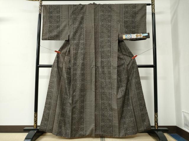 平和屋着物●本場大島紬 7マルキ 泥染め 花唐草間道 石原正宏作 証紙付き 正絹 逸品 CABC6684yc