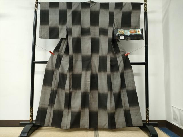 平和屋着物●本場大島紬　9マルキ　市松文様　吉織物謹製　証紙付き　正絹　逸品　CABC6686yc