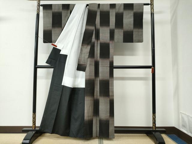 平和屋着物●本場大島紬　9マルキ　市松文様　吉織物謹製　証紙付き　正絹　逸品　CABC6686yc