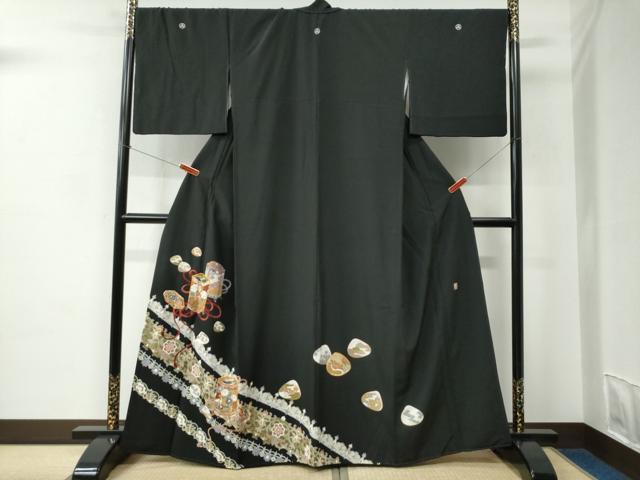 平和屋着物●豪華黒留袖　作家物　駒刺繍　貝桶更紗花唐草文　金彩　正絹　逸品　CABC6690yc
