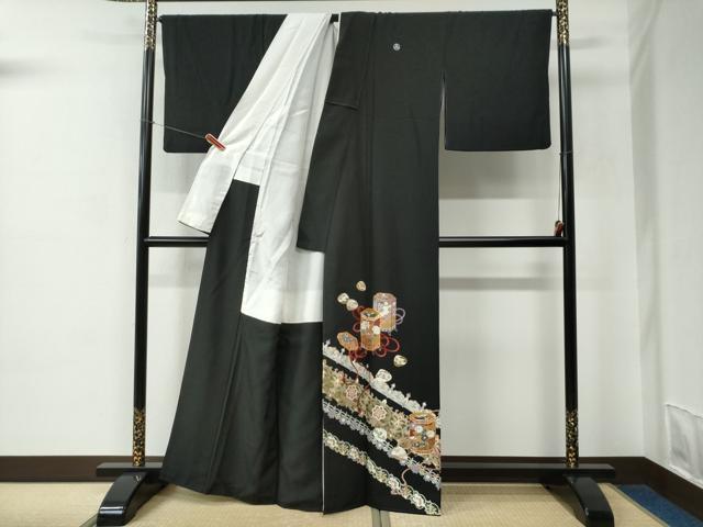 平和屋着物●豪華黒留袖　作家物　駒刺繍　貝桶更紗花唐草文　金彩　正絹　逸品　CABC6690yc